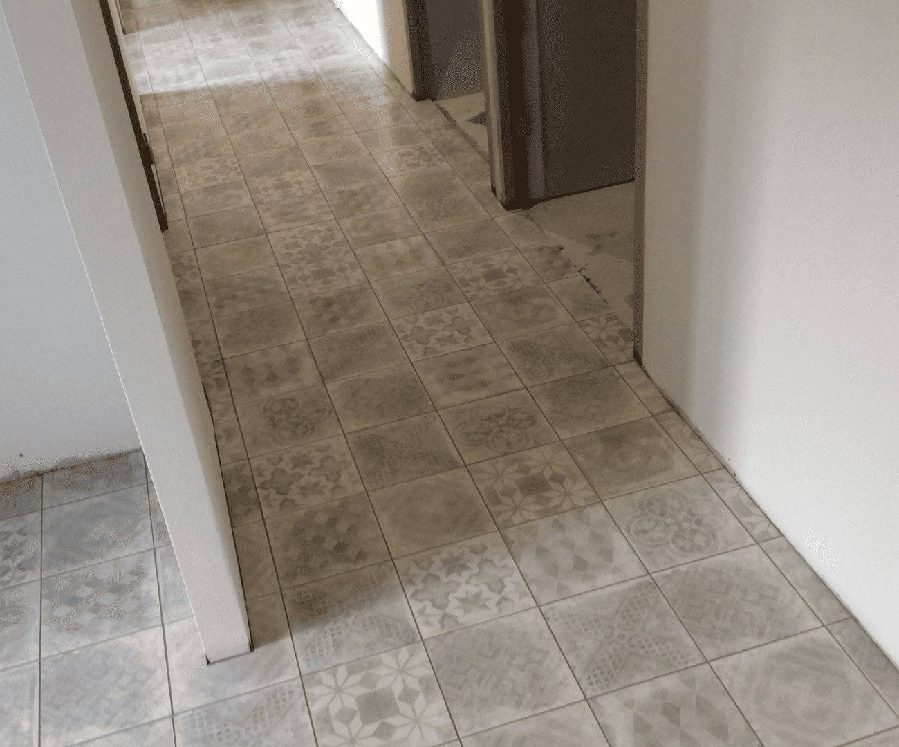 alt="Pose de carrelage d'un couloir en carreaux de ciment – Les Sorinières"