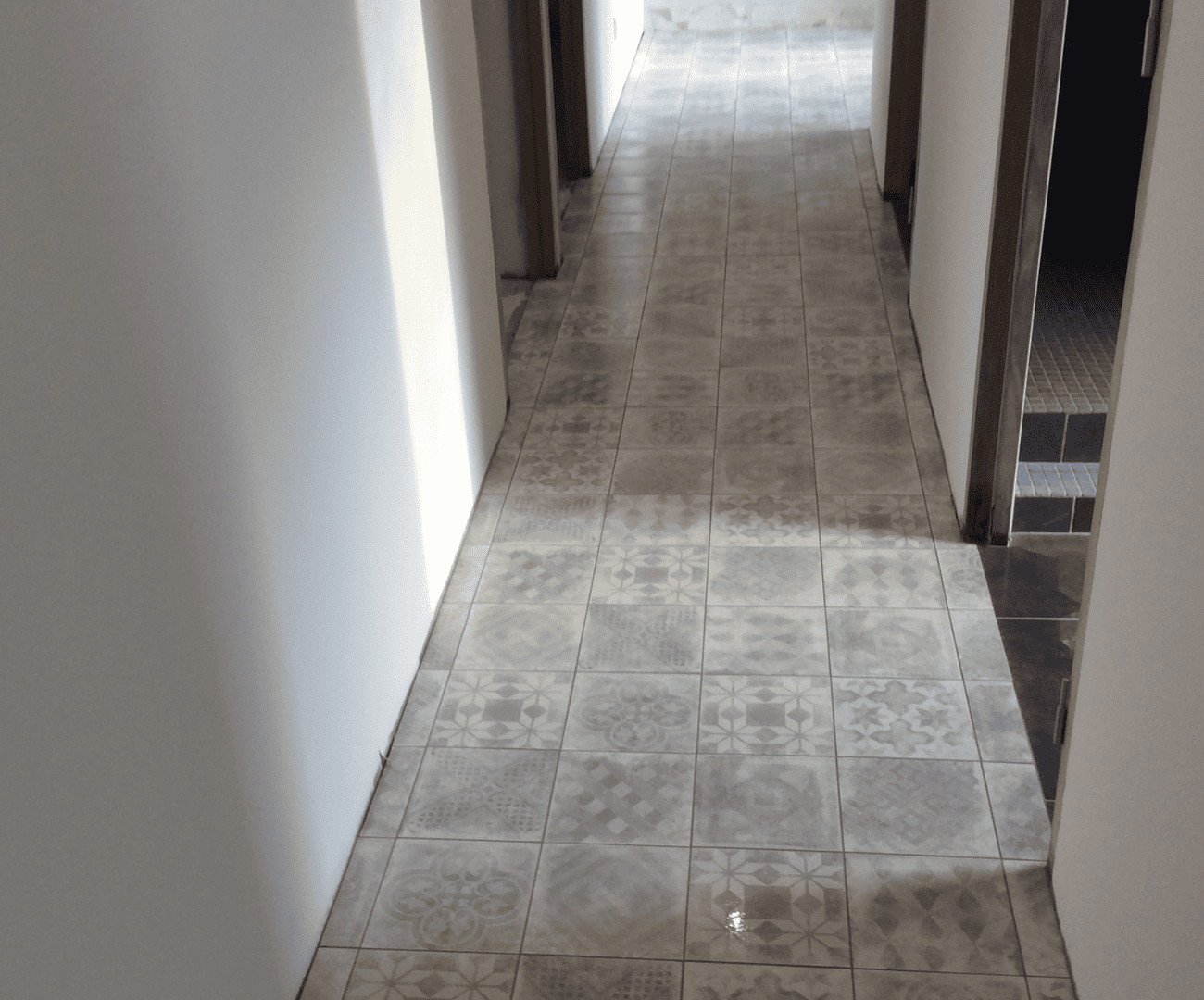 alt="Pose de carrelage d'un couloir en carreaux de ciment – Les Sorinières"