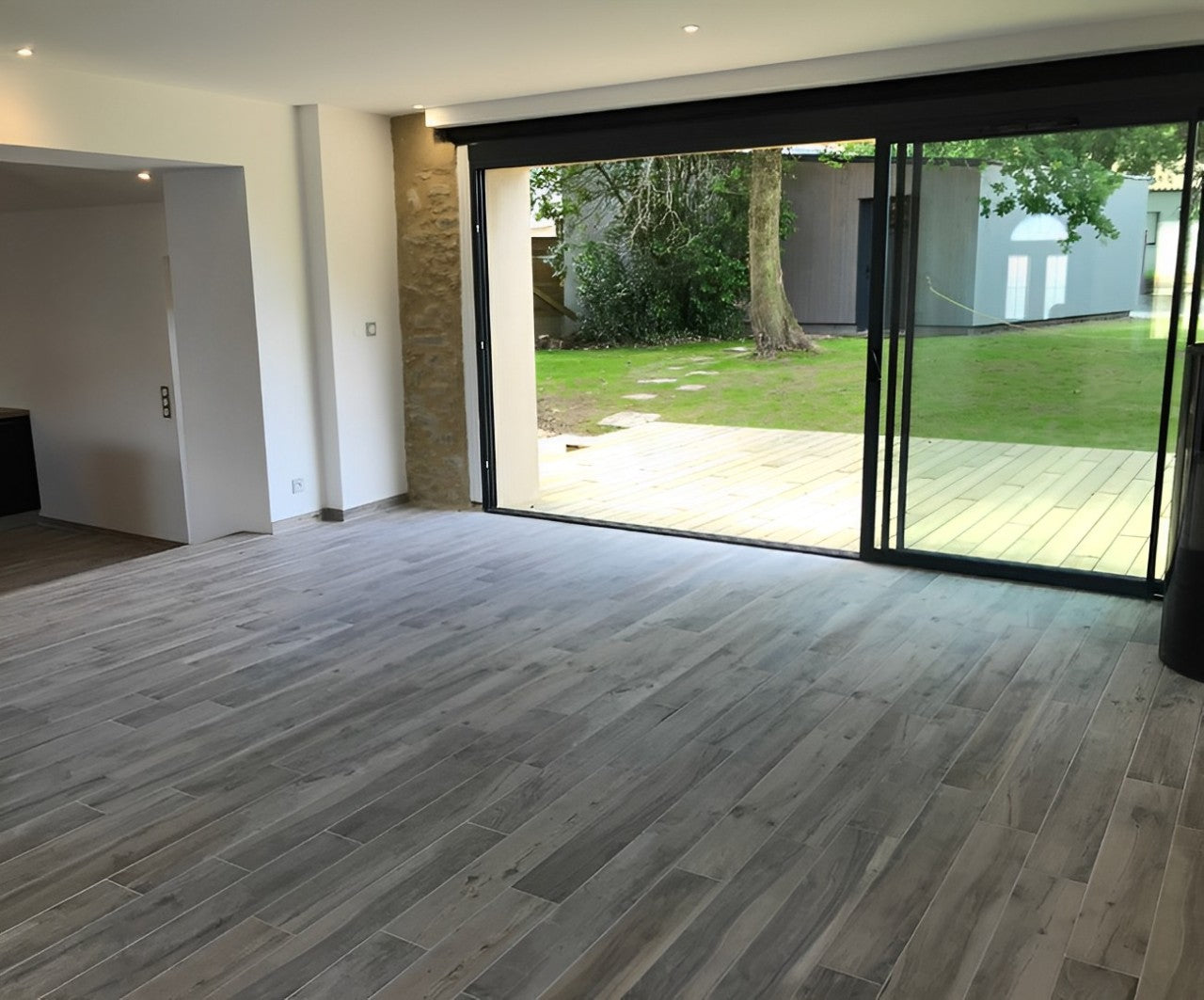 alt="Pose de carrelage d'un séjour en carrelage imitation parquet – Vertou"