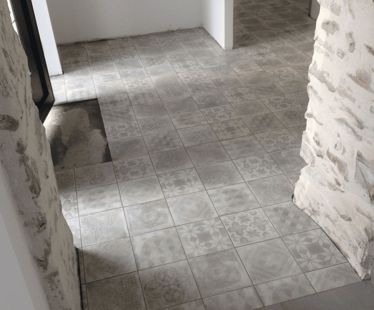 alt="Pose de carrelage d'une entrée en carreaux de ciment – Les Sorinières"
