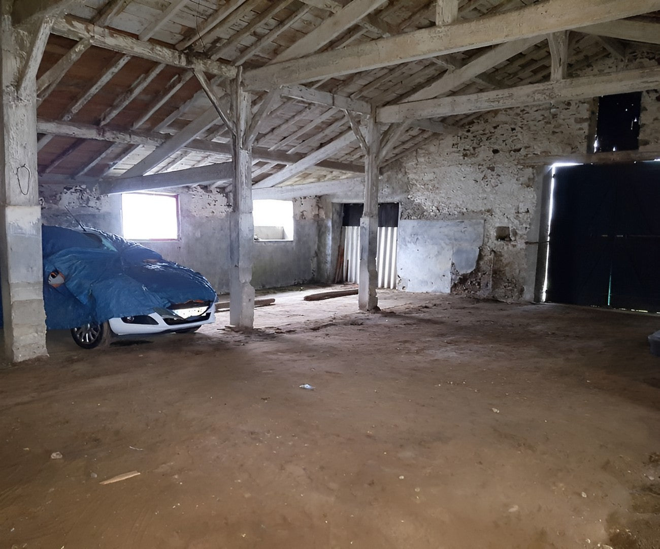 Photo intérieur d'une maison ancienne en pierre apparente avant travaux - Saint Philbert de grand lieu (44)