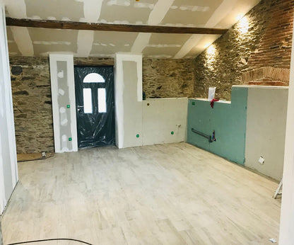 Future entrée / cuisine en cours d’aménagement dans une grange rénovée aux Sorinières, placo terminé et sol posé