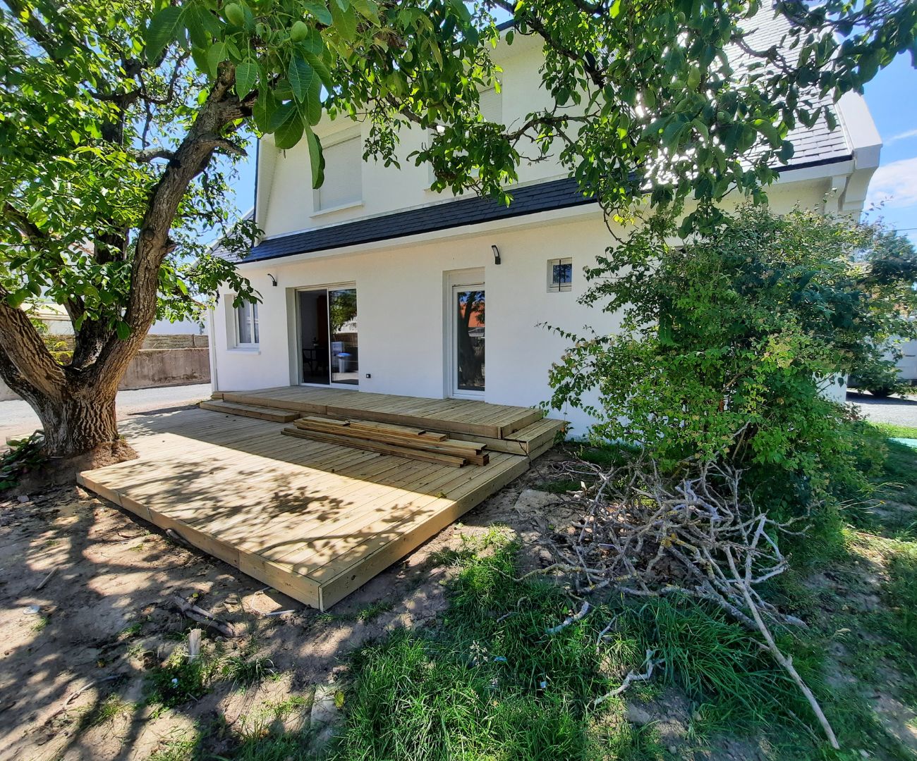 Création d'une terrasse en bois lors d'une rénovation complète d'une maison à Basse Goulaine (44)