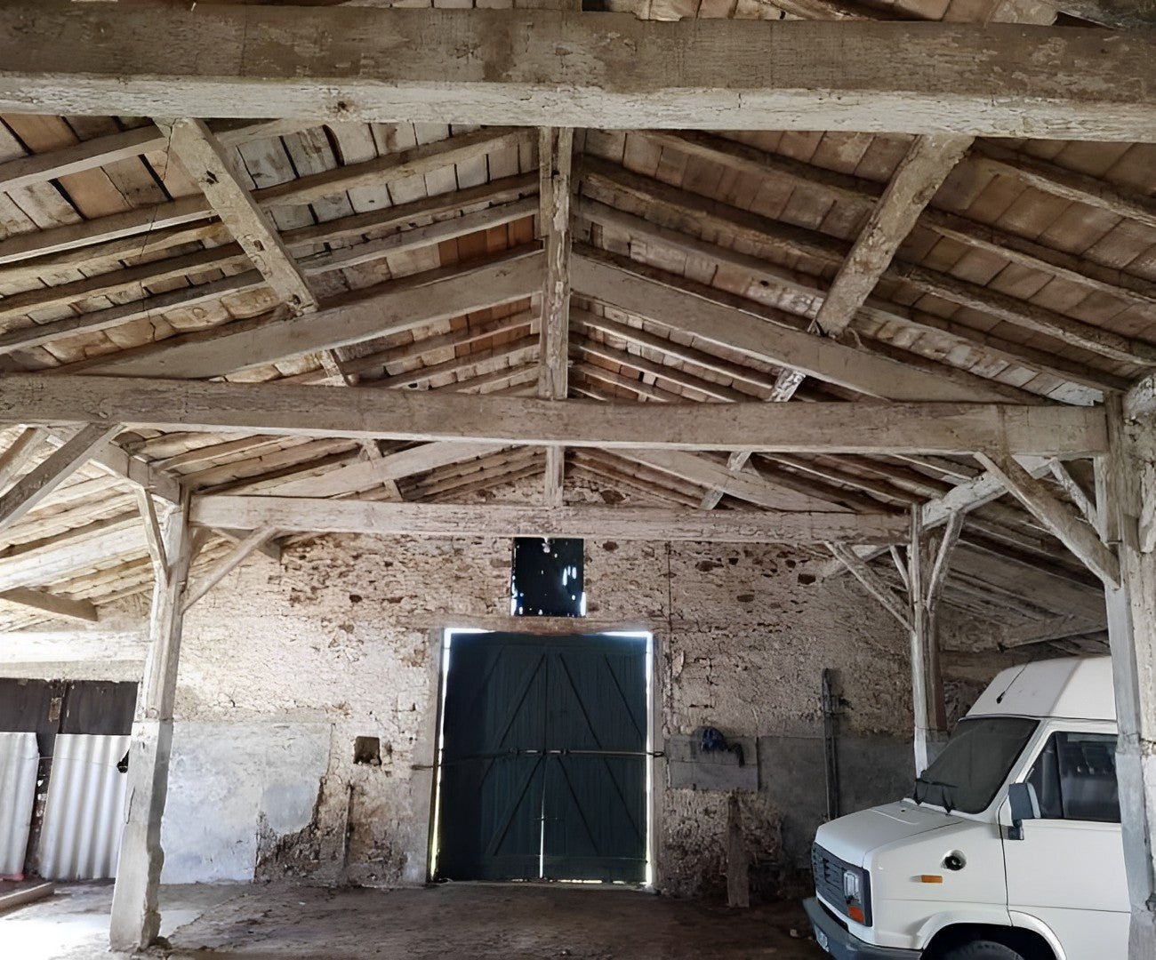 Intérieur brut d’une grange avant transformation en habitation moderne à Saint Philbert de grand lieu (44)