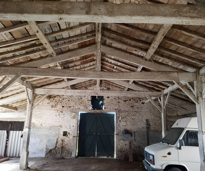 Intérieur brut d’une grange avant transformation en habitation moderne à Saint Philbert de grand lieu (44)