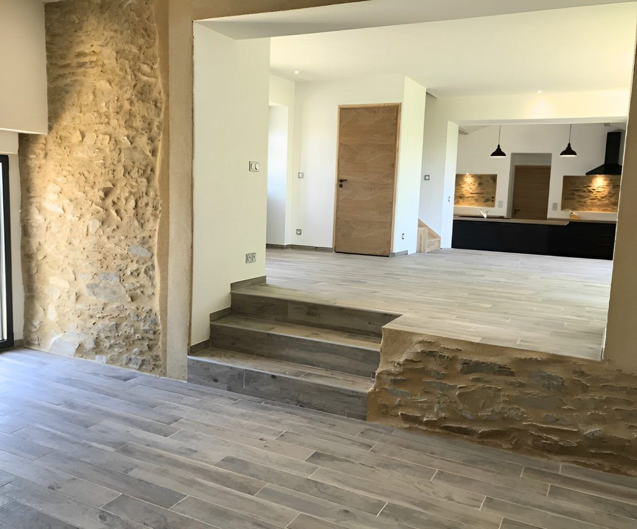 alt="Pose de carrelage d'un escalier et un salon en carrelage imitation parquet – Vertou"