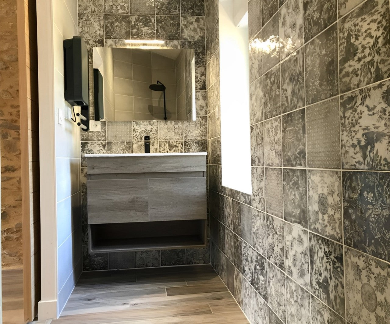 Salle d'eau avec meuble suspendu