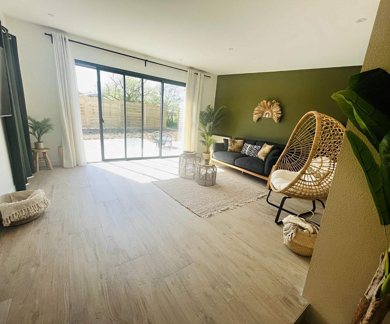 Salon rénové dans une ancienne grange aux Sorinières après réhabilitation complète