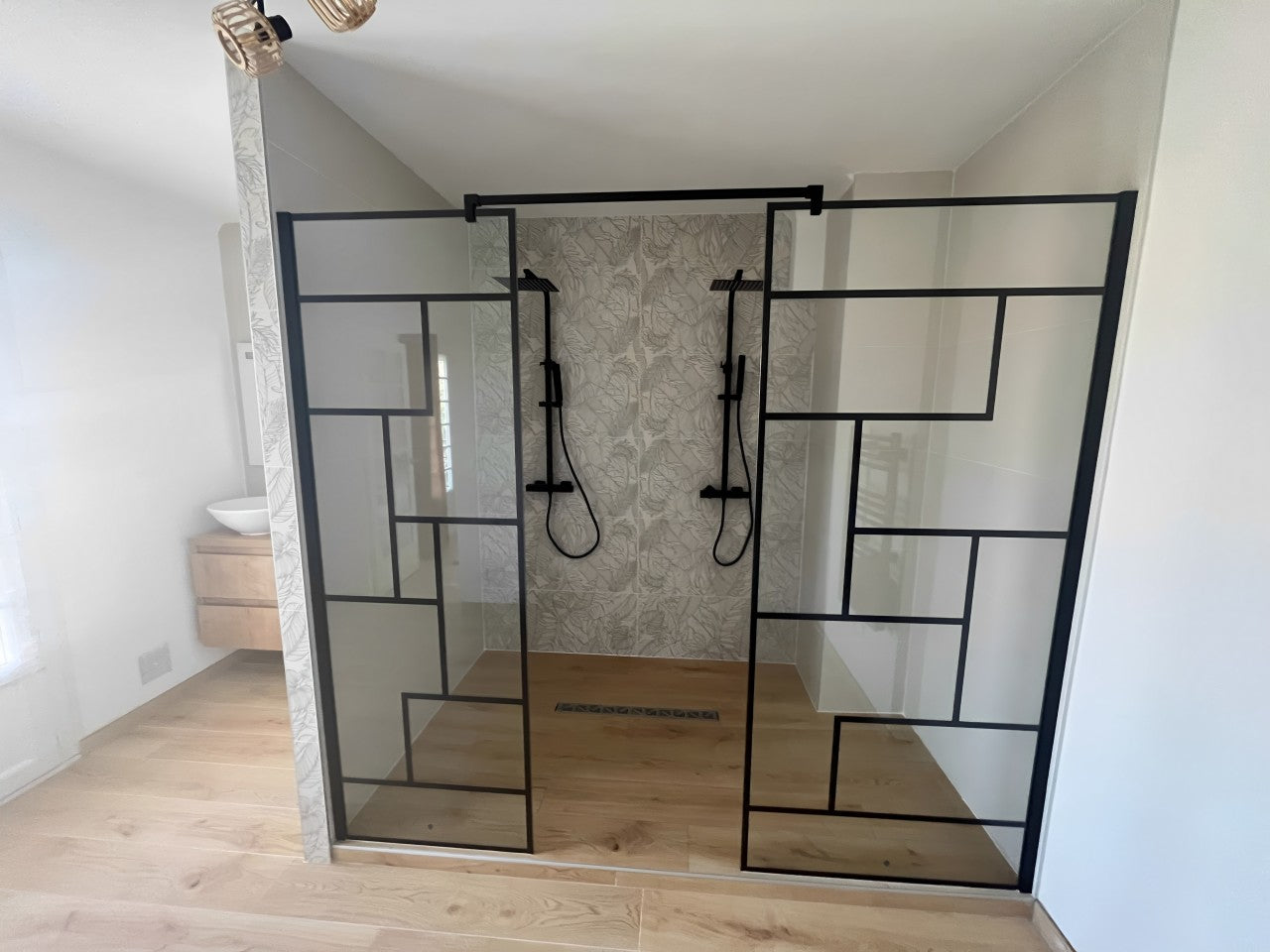 alt="Rénovation complète de salle de bain moderne à Saint-Sébastien-sur-Loire – douche à l’italienne"
