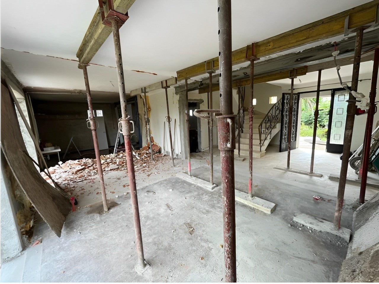 alt="Rénovation en cours d'un salon cuisine– SAS Moisan, rénovation complète à Saint Sébastien su Loire"