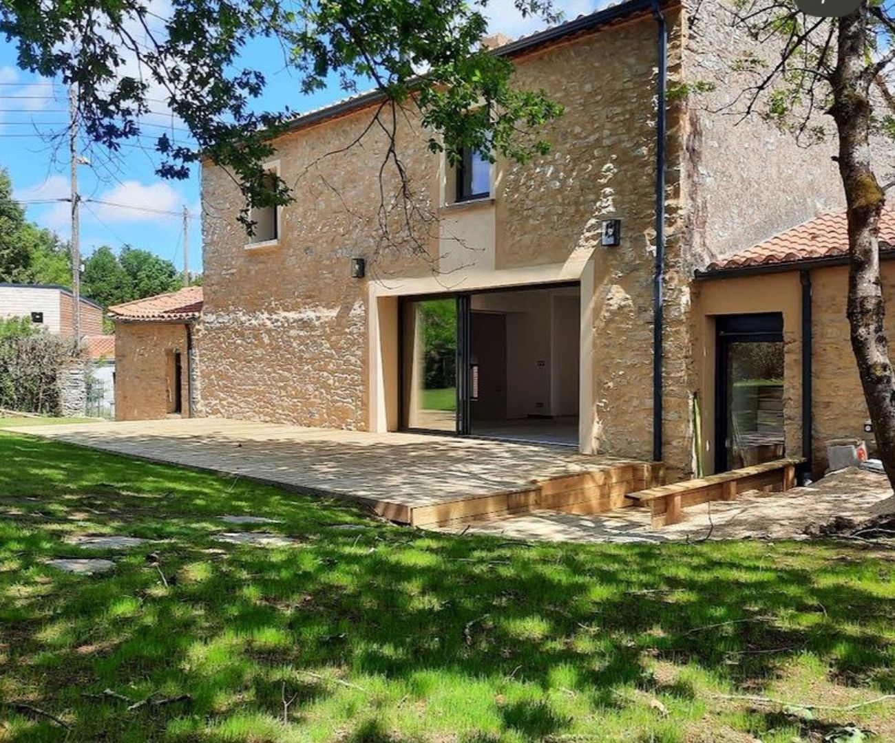 Après travaux, photo facades façade en pierre apparente suite à la rénovation d'une longère à Vertou (44)