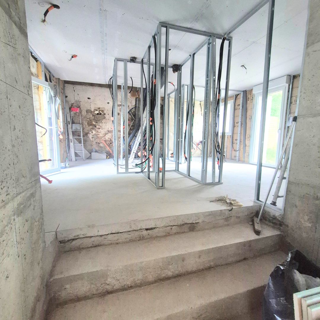 Photos rez de chaussé - travaux en cours, isolation, placo, cloison, aménagement des pièces intérieurs.
Rénovation complète d'une maison aux Sorinières 44840   