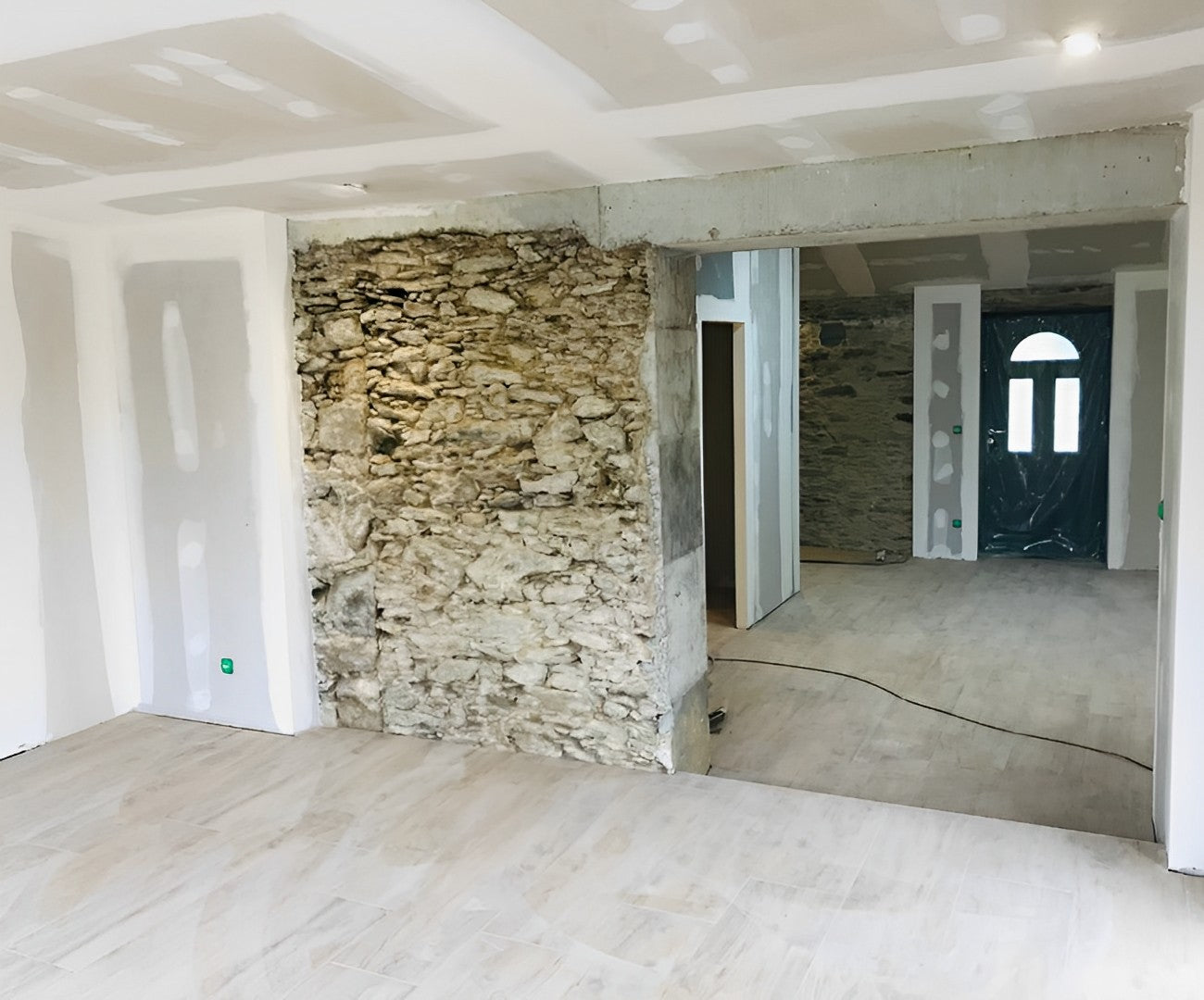 Travaux d'intérieur lors le rénovation  d'une maison ancienne aux Sorinières (44). Placo terminé et sol posé