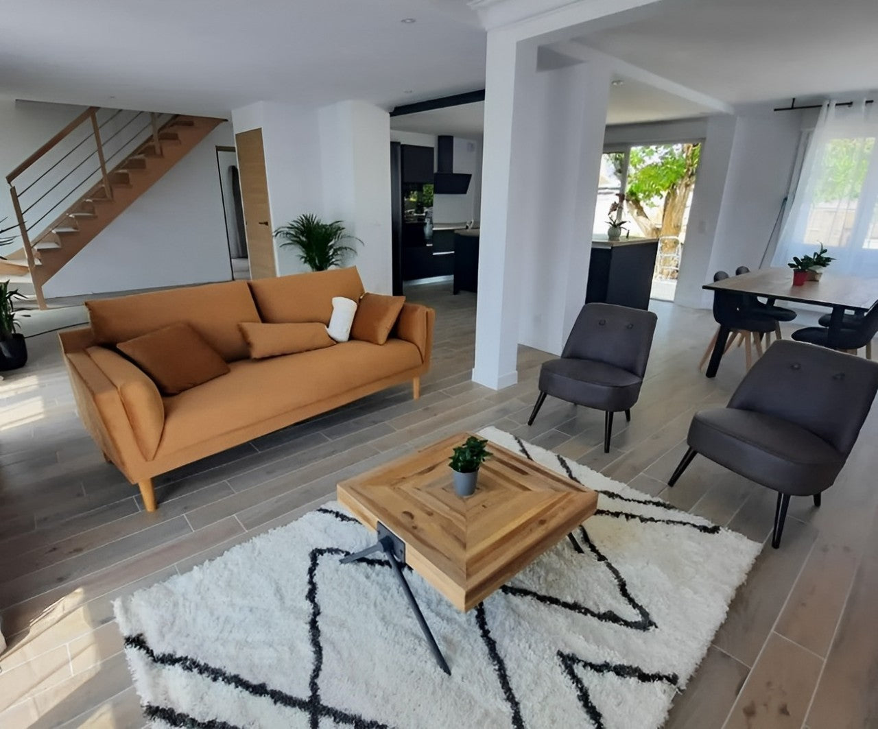 Salle à manger rénovée dans une maison avec réagencement complet des volumes