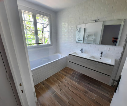 Salle de bain refaite à neuf avec meuble double vasque, faïence métro