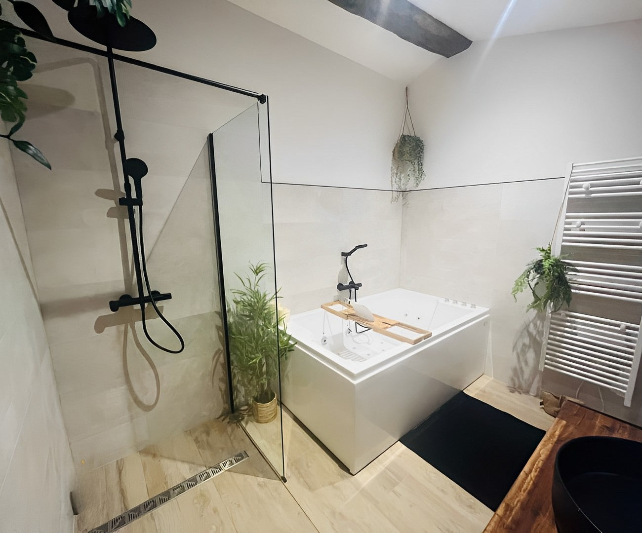  Salle de bain moderne après rénovation complète d’une grange aux Sorinières
