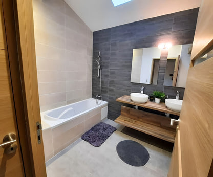 Salle de bain moderne après rénovation complète d’une grange en Loire-Atlantique 44