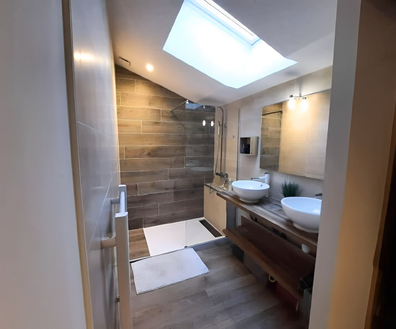 Salle d'eau moderne avec receveur douche extra plat après rénovation complète d’une grange proche Limouzinière (44)