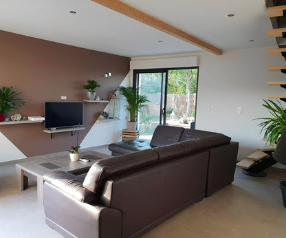 Salon rénové dans une ancienne grange en Loire-Atlantique