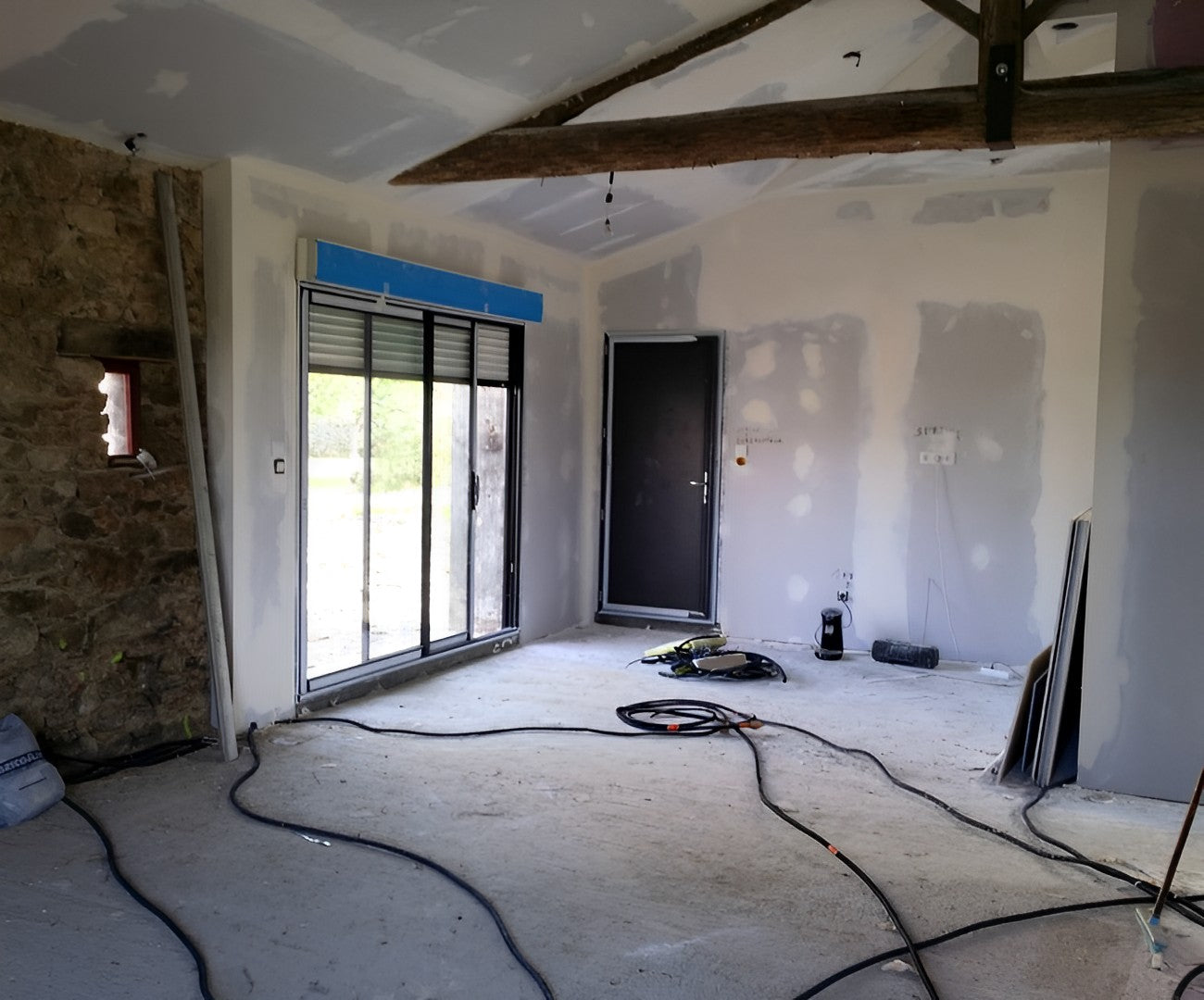 Travaux de rénovation intérieure d’une grange avant transformation en habitation à Maison sur sèvre