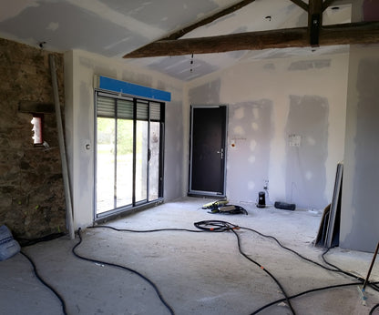 Travaux de rénovation intérieure d’une grange avant transformation en habitation à Maison sur sèvre