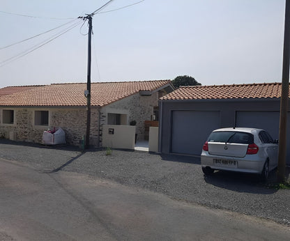 Façade extérieure en pierre apparente après rénovation complète d’une grange à Saint-Philbert-de-Grand-Lieu