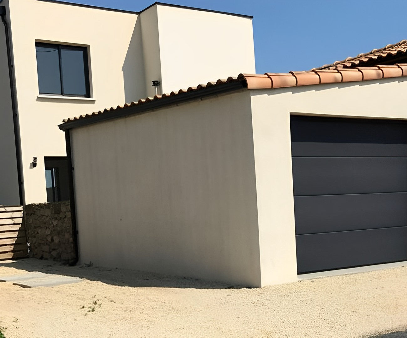 Vue extérieure d’une grange transformée en maison moderne à Maisdon sur sèvre