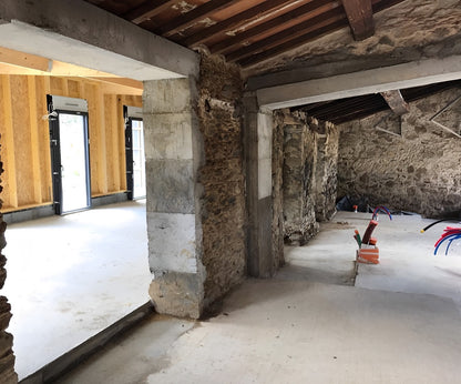 Travaux intérieur, passage des réseaux plomberie et électricité dans une grange avec extension en rénovation aux Sorinières