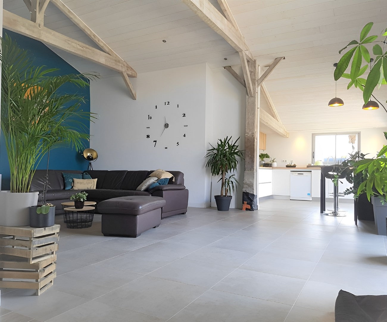 Pièce de vie lumineuse après rénovation d’une grange à Saint-Philbert-de-Grand-Lieu