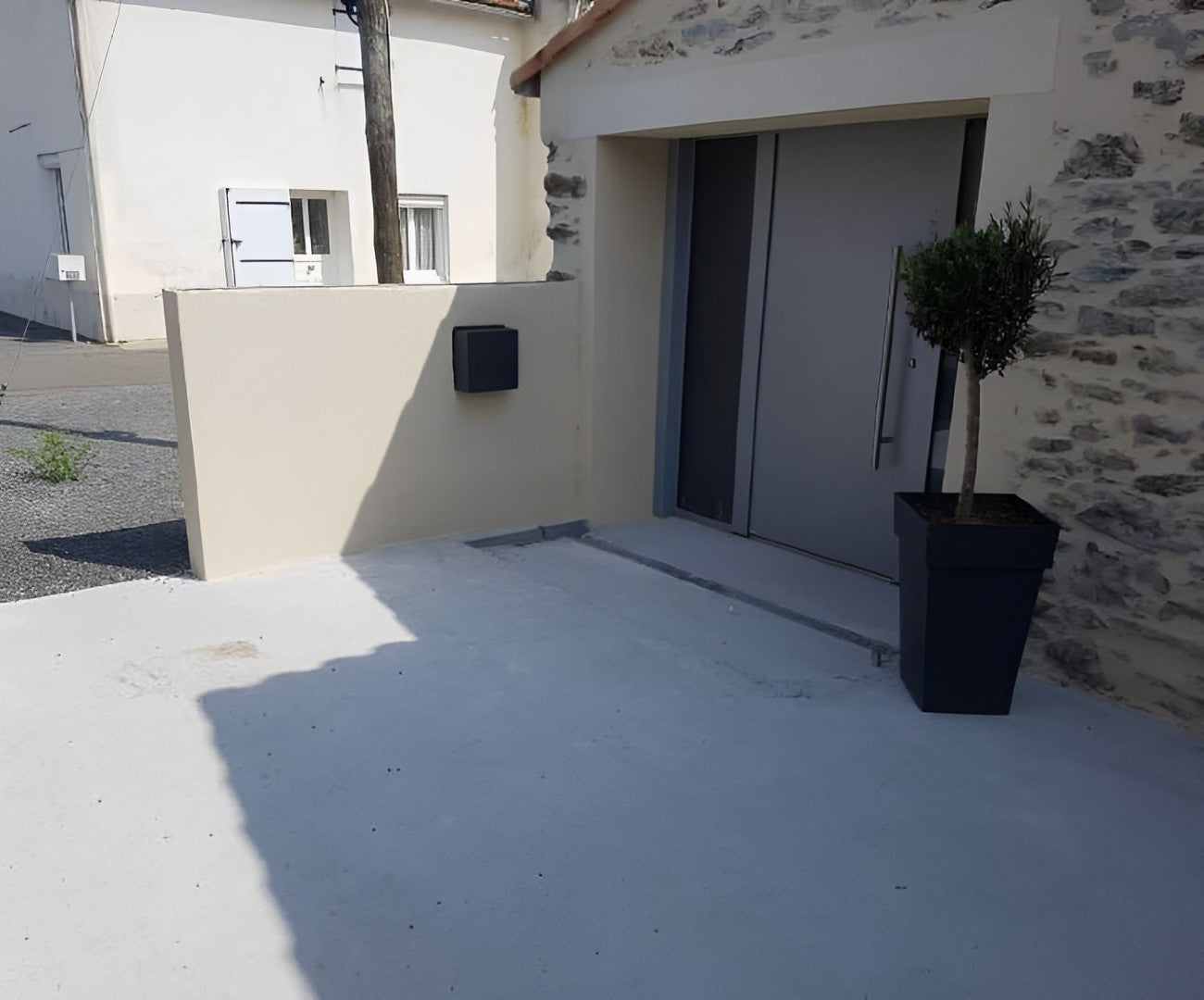 Façade extérieure après rénovation complète d’une grange à Saint-Philbert-de-Grand-Lieu