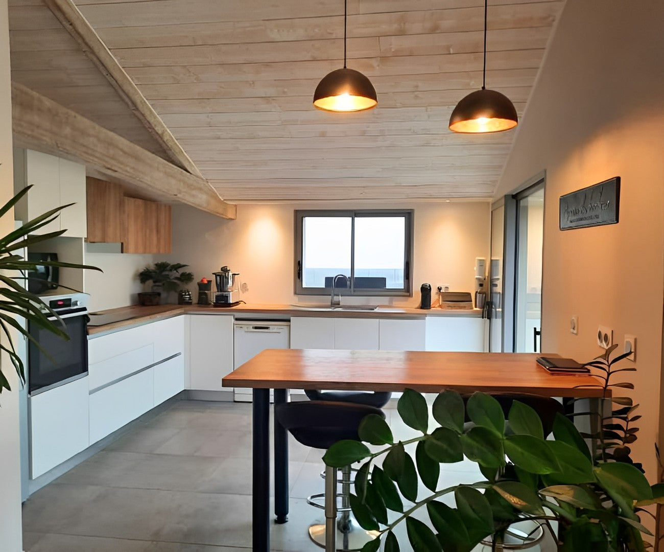 Cuisine moderne aménagée dans une grange rénovée à Saint-Philbert-de-Grand-Lieu