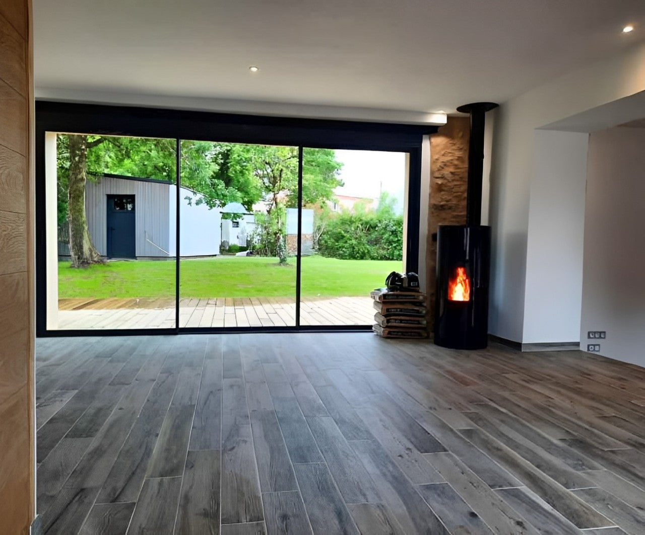 Après travaux rénovation d'une longère  - Salon donnant avec grande baie vitré et carrelage imitation parquet – Vertou (44)