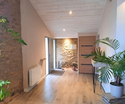 Entrée, séjour après rénovation d'une maison ancienne à saint Philbert de grand lieu 