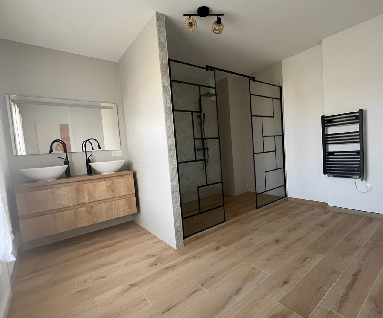 Salle de bain rénovée dans le cadre d’une rénovation complète de maison nantaise, avec bac à douche à l'italienne