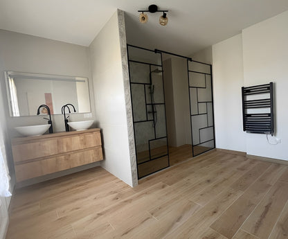 Salle de bain rénovée dans le cadre d’une rénovation complète de maison nantaise, avec bac à douche à l'italienne