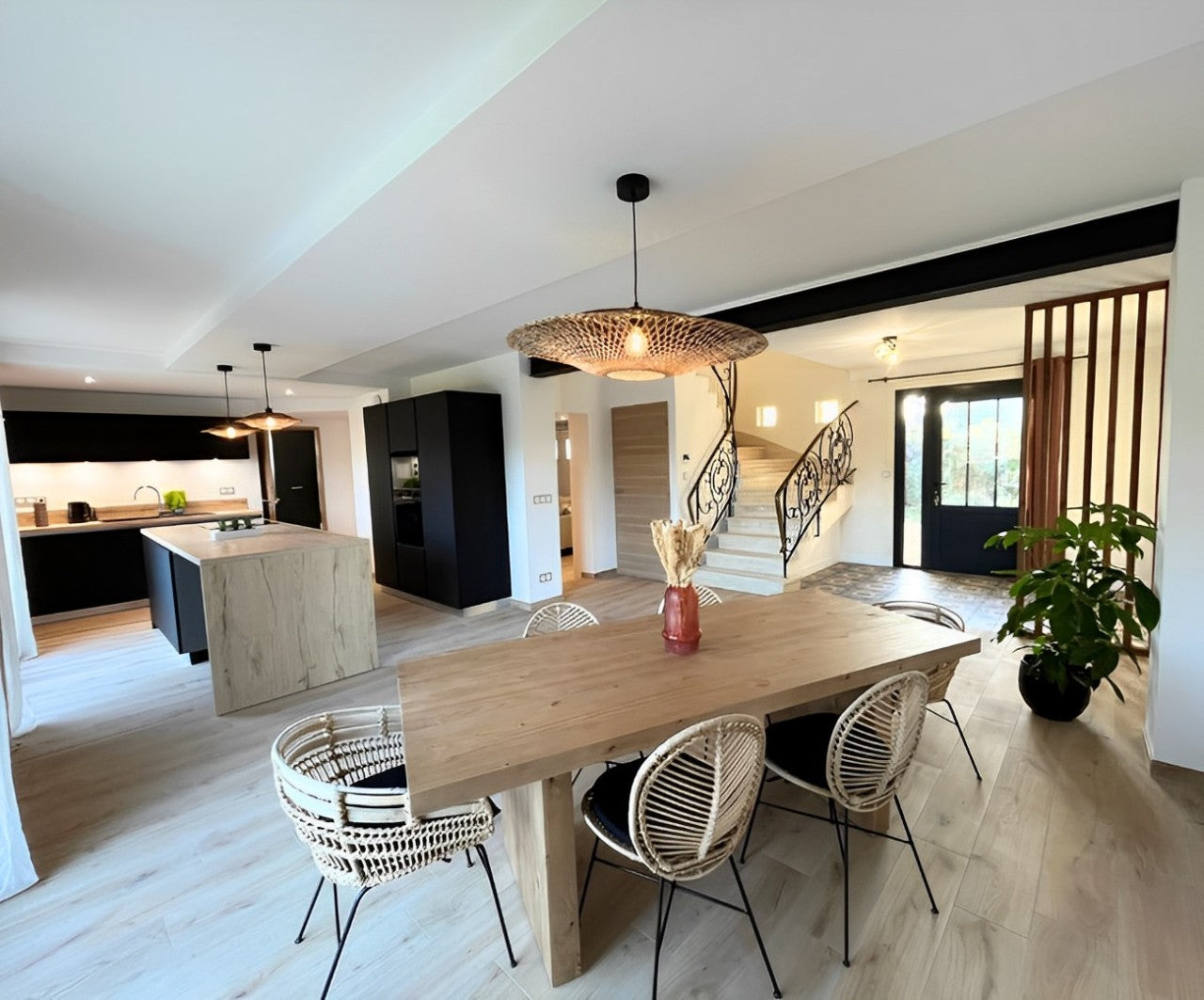 Salon, séjour, cuisine après une rénovation complète d’une maison à Saint Sébastien su Loire (44) – aménagement intérieur.