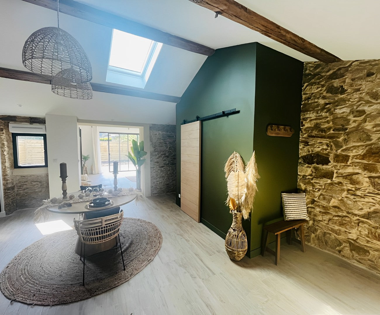 Séjour lumineux après rénovation complète d’une grange aux Sorinières