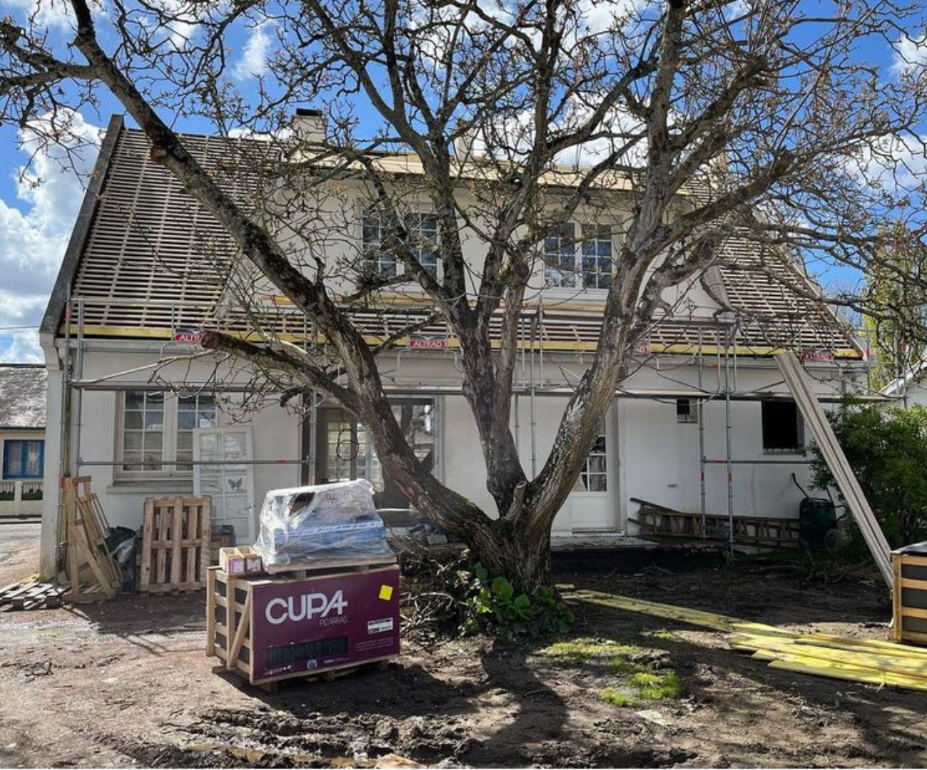 En cours de travaux mise en œuvre d'une nouvelle couverture en ardoise à basse goulaine 